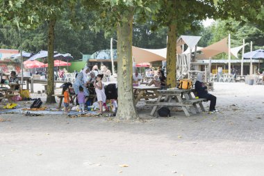 İnsanlar içki ve yemek, Teras keyfini çıkarın