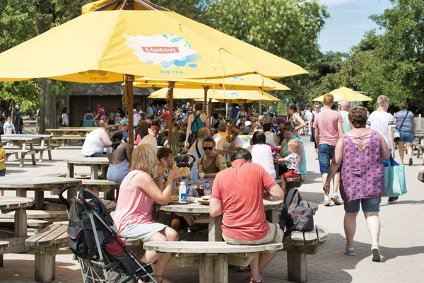 People on the terrace during hot summer — Stock Photo, Image