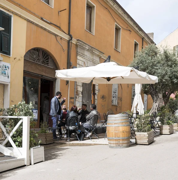 Mann auf einer terarce in italien — Stockfoto