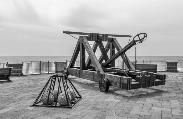 Catapulta antiga nas muralhas de Alghero — Fotografia de Stock