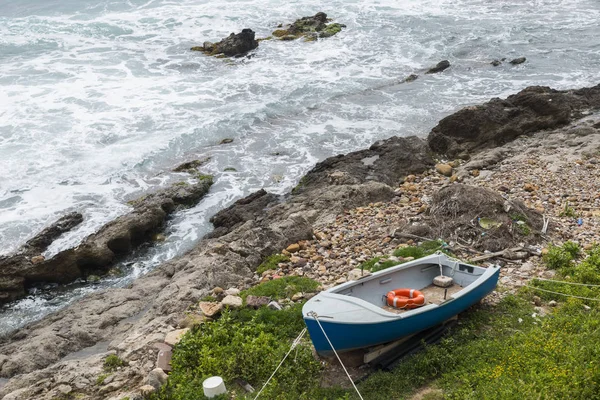 救命浮き輪と小さな手漕ぎボート — ストック写真