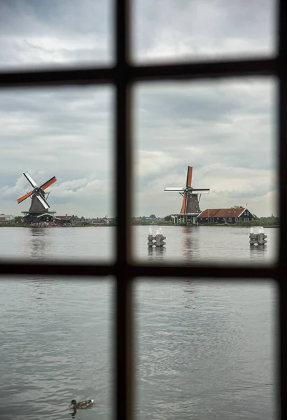 Vista desde el interior de un molino en zaanse schans en Holanda —  Fotos de Stock