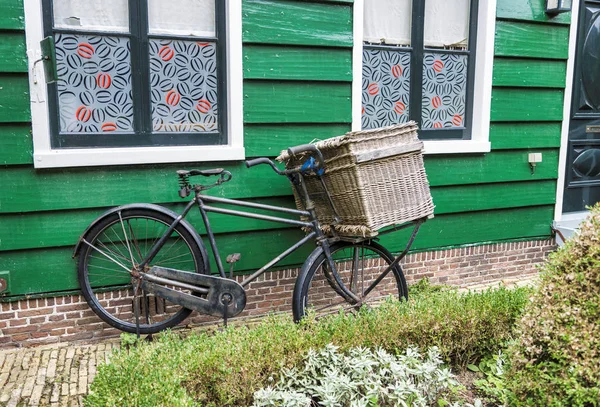 Παλιά άνθρωπος μεταλλικό ποδήλατο — Φωτογραφία Αρχείου