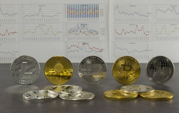 Moedas virtuais diferentes com fundo de moedas — Fotografia de Stock