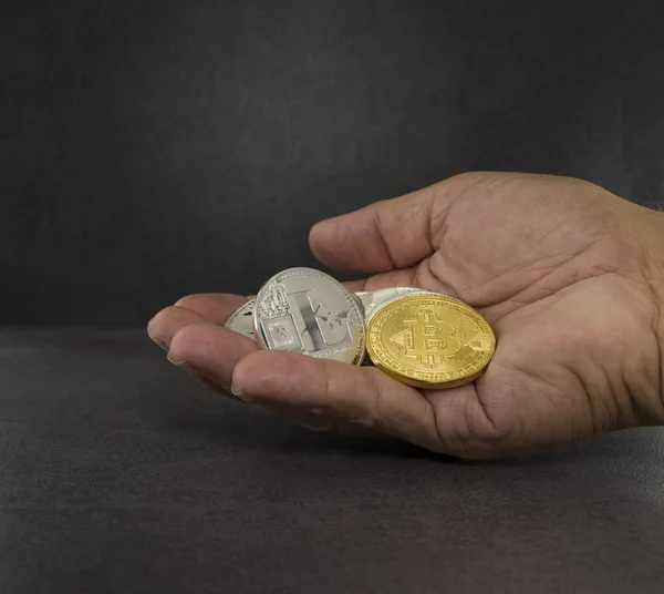 Mão com litecoin bitcoin e outras moedas — Fotografia de Stock