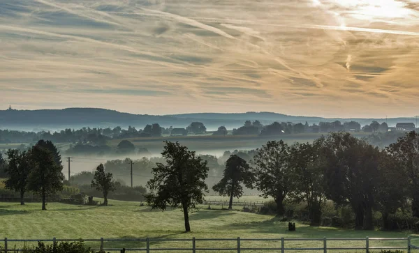 Lever de soleil dans les collines de Belgium — Photo