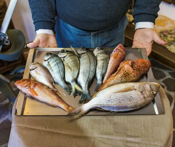 Plato con pescado fresco en el restaurante —  Fotos de Stock