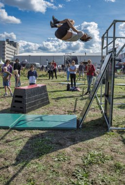Çocuk bir salto ücretsiz çalışan parcour yapıyor