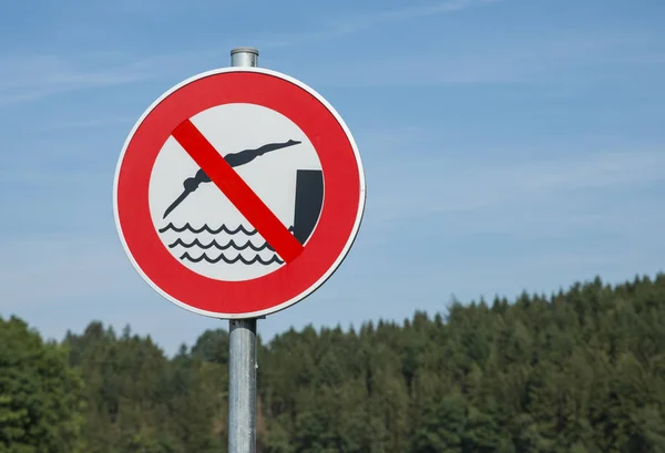 Geen zwemmen teken in de buurt van het water — Stockfoto