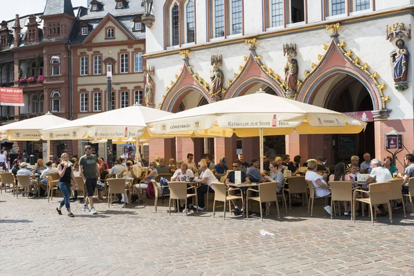 People on terrace in Trier in Germany — Stock Photo, Image