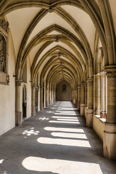 Luz solar através dos arcos de um corredor em um claustro medieval — Fotografia de Stock