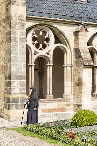 Frau besucht ein Kloster in Deutschland — Stockfoto