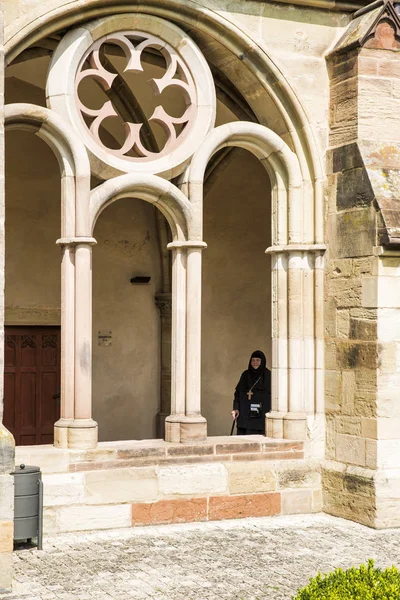 Mulher visita um monastério na alemanha — Fotografia de Stock