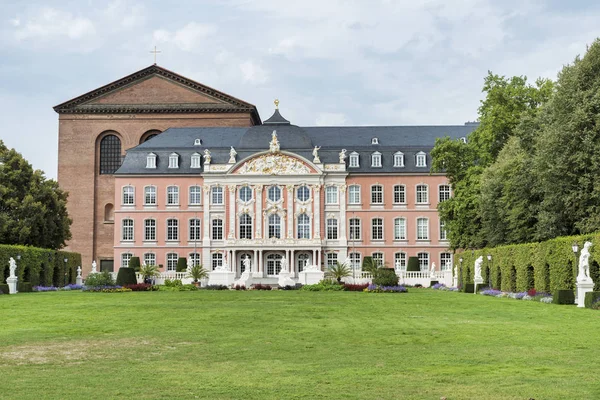 Das Kurfürstliche Schloss Trier Deutschland Direkt Neben Der Basilika Gilt — Stockfoto