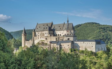 Vianden kalenin bir mavi gökyüzü arka plan üzerinde Lüksemburg, Europe