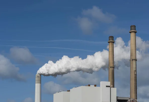 Poluição dos fumos de uma central eléctrica na Holanda — Fotografia de Stock