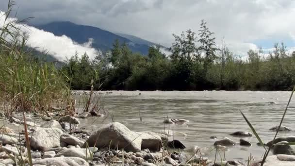 Водоток и горы в коммутаторе — стоковое видео