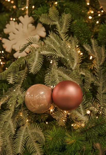 Sfondo dell'albero di Natale con decorazioni — Foto Stock