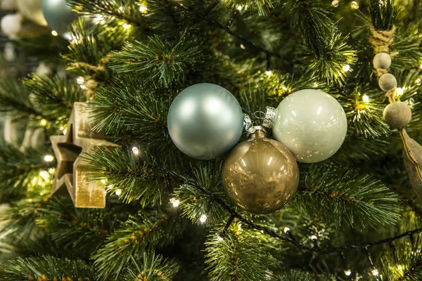 Sfondo Dell Albero Natale Con Decorazioni Oro Verde Giallo — Foto Stock