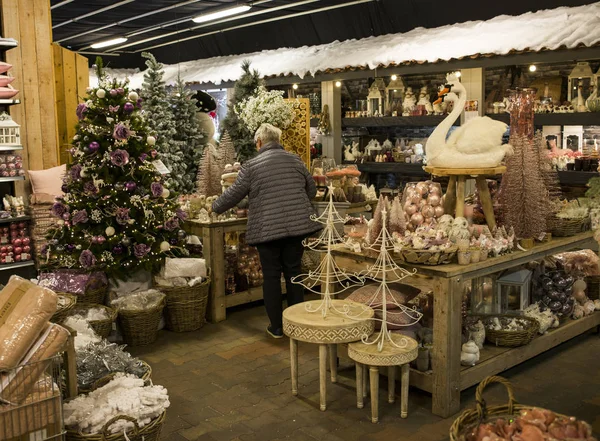 Woman shopping in shop with christmas products — Stock Photo, Image