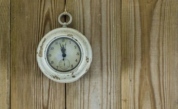 Relógio velho indica cinco a doze — Fotografia de Stock