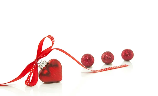 Coeur rouge pour Noël avec un arc d'un ruban rouge — Photo