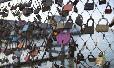 Rotterdam, Hollanda, 14 - Kasım-2018:padlocks ve diğer tokalar aşk bağlı'nın rotterdam kentinde eski fahişe Köprüsü bilinen rijnhavenbrug için