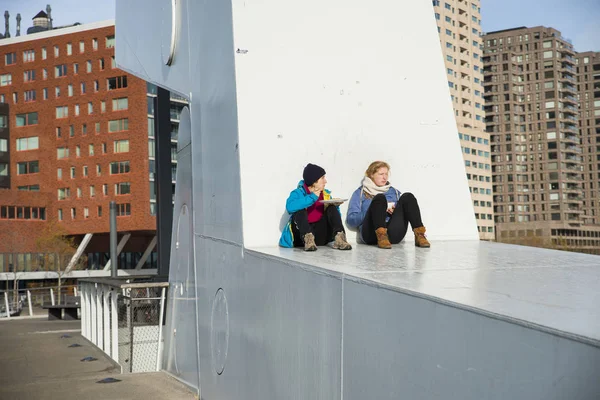 Two girls having a snack outdoor — Stock Photo, Image