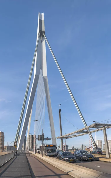 Verkeer in rotterdam op de brug — Stockfoto