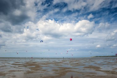 insanlar uçurtma sahilde