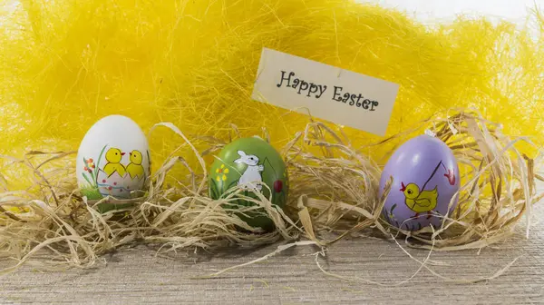 Happy easter card with copy space and yellow background — Stock Photo, Image