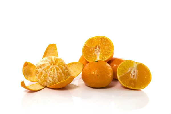 Orange cru tranché et en deux comme la nourriture nutricion Healthe — Photo