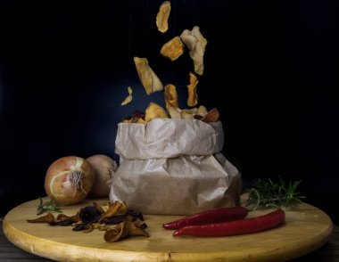 bir kağıt torba düşen sağlıklı sebze cips