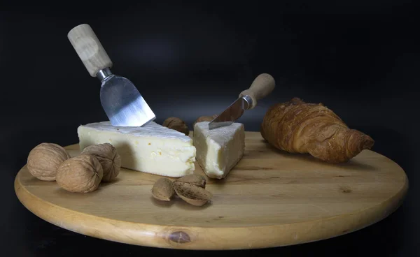 Formaggio francese con pane croissant — Foto Stock