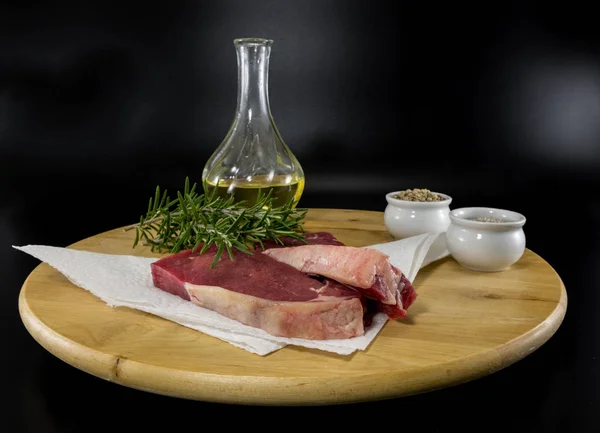 Deux steak entrecote sur assiette en bois — Photo