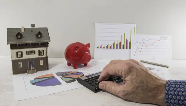 Homme calculant l'investissement immobilier financier — Photo