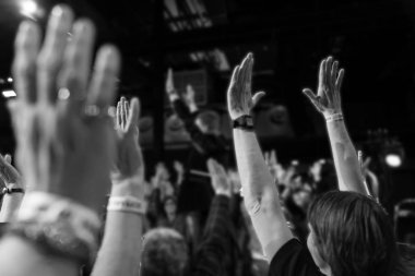 Eindhoven, Hollanda, 26 - Ocak-2019:people ile eller having fun Sahne Alanı'nda bir konser sırasında müzik dinlerken, bu farklı sanatçı ile bir yıllık konser