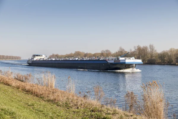 Transport ładunków statków w Holandii nad rzeką — Zdjęcie stockowe