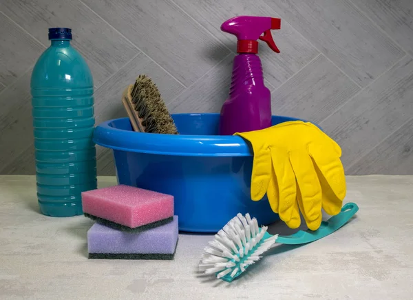 Temizlik araçları ile bulaşık yıkama — Stok fotoğraf