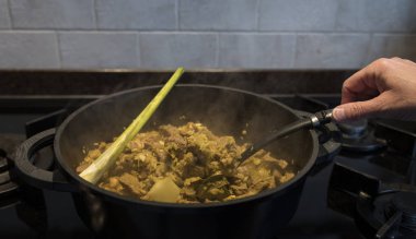 rendang ile tavada karıştırın