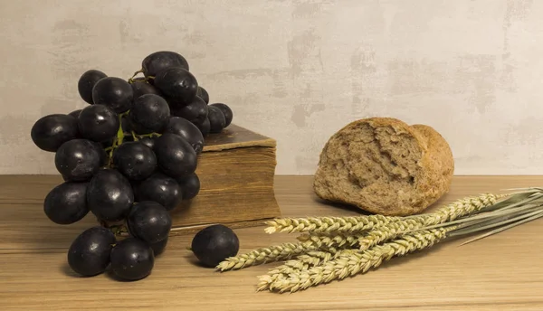 Un pan de trigo y uvas rojas — Foto de Stock