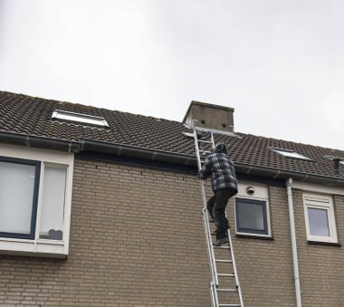 bir merdiven tırmanma adam