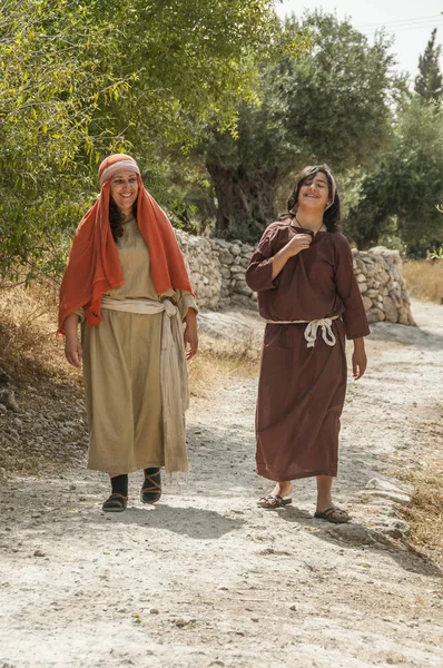 Woan ja tyttö kävely Nazareth Israelissa — kuvapankkivalokuva