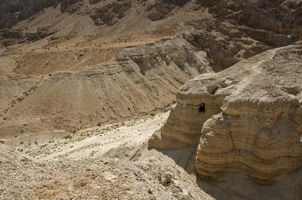 Cueva de Qumran con el mar muerto — Foto de Stock