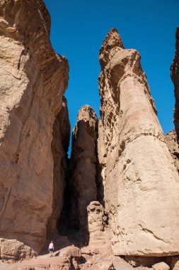 Timna Ulusal Parkı 'ndaki Solomon Sütunları' nda bir kadın.