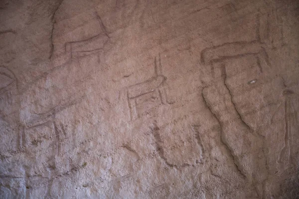 Dibujos antiguos en las rocas de doce cazadores antes de Cristo —  Fotos de Stock