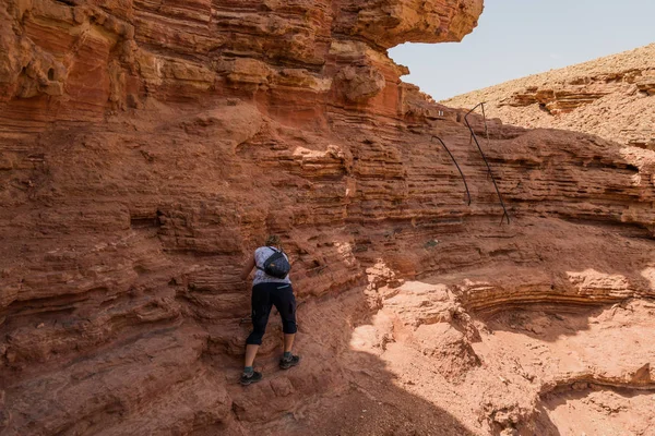 Mujer escalando en el cañón rojo —  Fotos de Stock