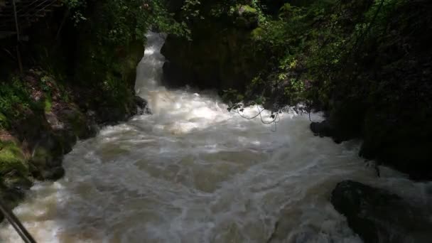 Der Fluss in der Nähe von Banias in Island nach heftigen Regenfällen — Stockvideo