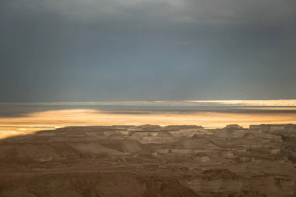 Nuvens escuras sobre o mar morto — Fotografia de Stock