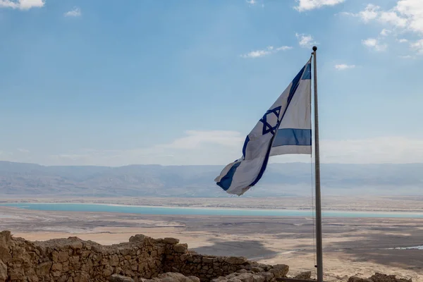 The flag of israel at the dead sea — Stock Photo, Image